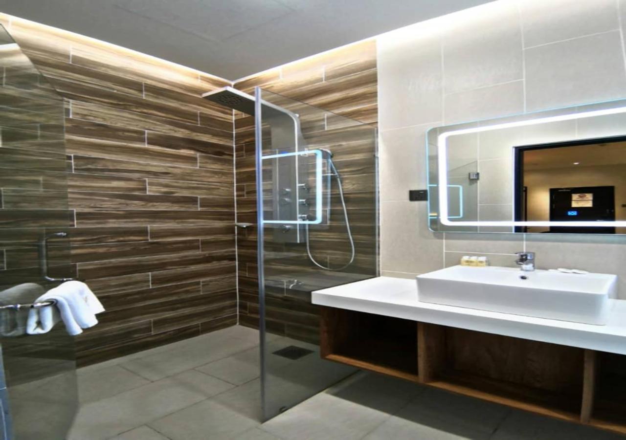 קוצ'ינג Roxy Hotel Padungan מראה חיצוני תמונה